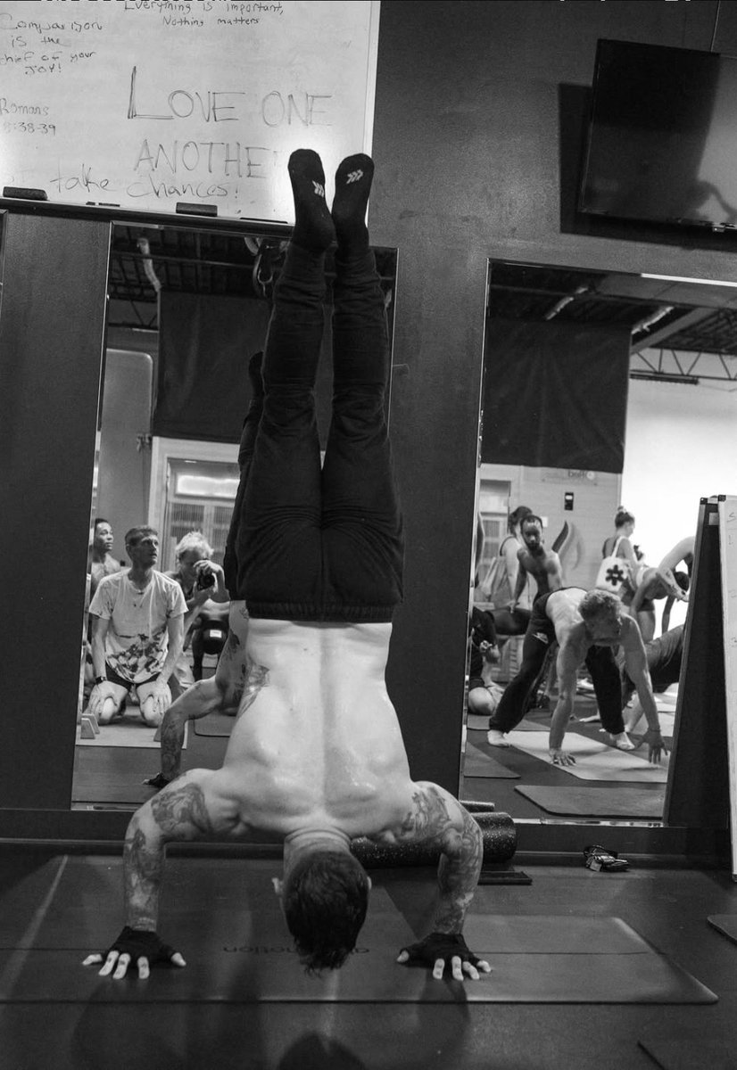 From having anxiety so bad i couldn't leave my house for years
To teaching a calisthenics class of 50 people 

Ya boi is proud of himself ☺️

P.s. my post from yesterday continued to blow up on LinkedIn.
I went from 10 followers to 2500, 700 connections, 200k impressions, 2.2k