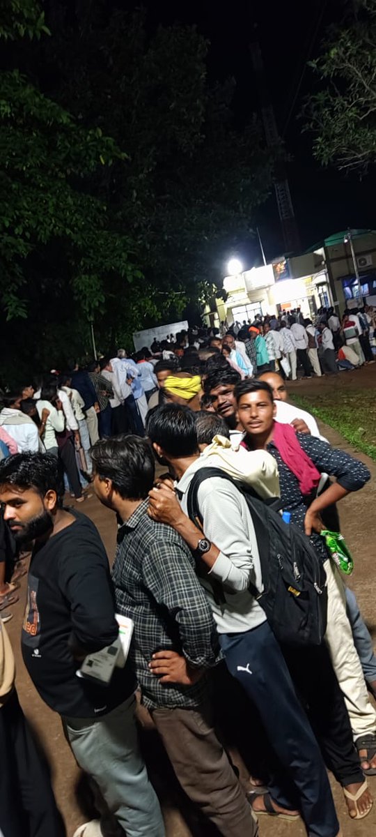 Meenaramjee's tweet photo. अन्नदाता को अब थाने में मिल रहा केवल टोकन यूरिया कब मिलेगा वो प्रदेश के cm ओर देश के कृषि मंत्री बता सकते हैं। https://t.co/gwE2gpKxnj