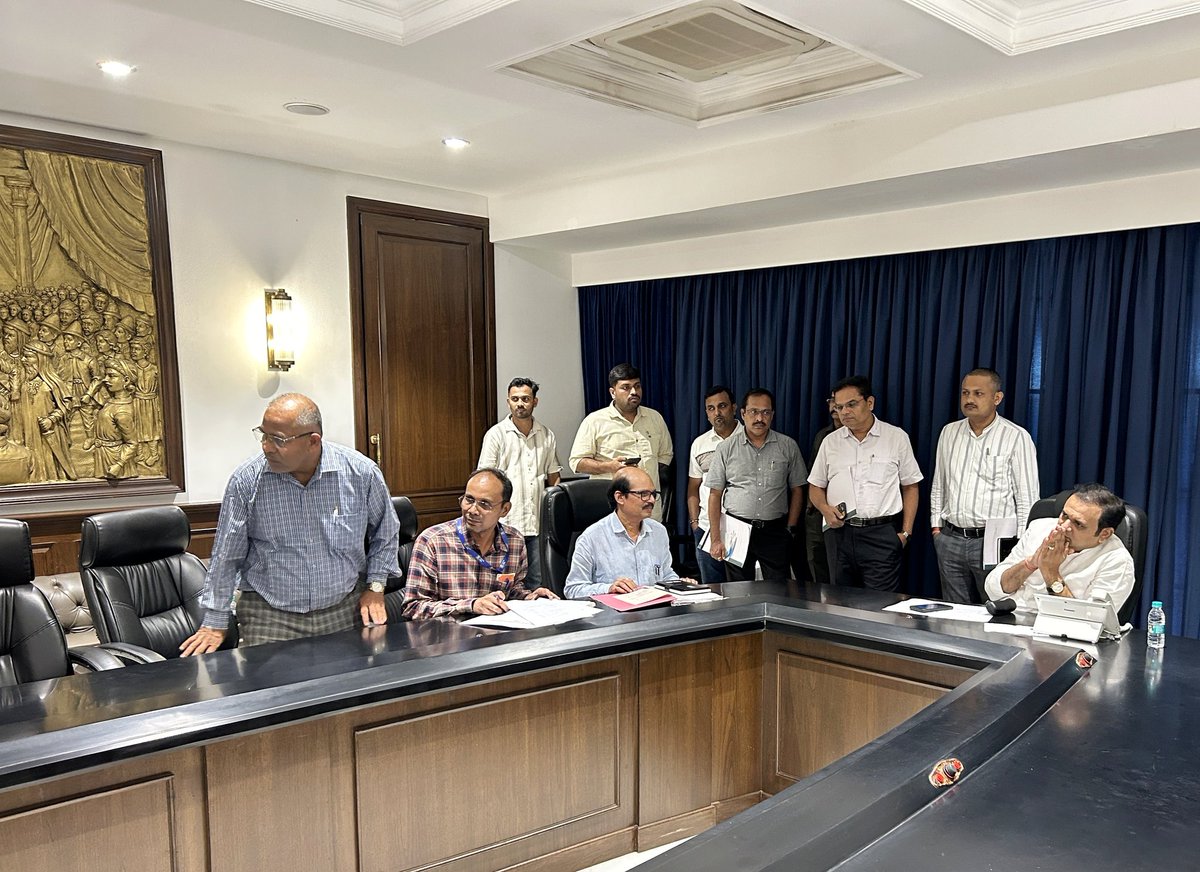 RahulN_Office's tweet photo. आज विधानभवन, मुंबई येथे महाराष्ट्र विधानसभा अध्यक्ष मा. श्री. @rahulnarwekar जी यांच्या अध्यक्षतेखाली सलमान मॅन्शन चाळ, कुलाबा मार्केट या इमारतीच्या दुरुस्ती संदर्भात बैठक आयोजित करण्यात आली.

सदर बैठकीला विविध विभागाचे संबंधित अधिकारी उपस्थित होते. 
(CONTI_1/2) https://t.co/oK685ZplvT