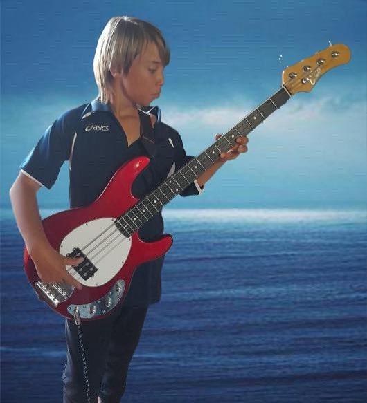 Oggi piangiamo Paolo, un bambino di soli 14 anni, fragile e vittima di bullismo, isolato e ferito in quegli ambienti che avrebbero dovuto proteggerlo. 

Paolo era diverso, unico, e invece di trovare sostegno e comprensione, ha trovato indifferenza e il silenzio complice di chi