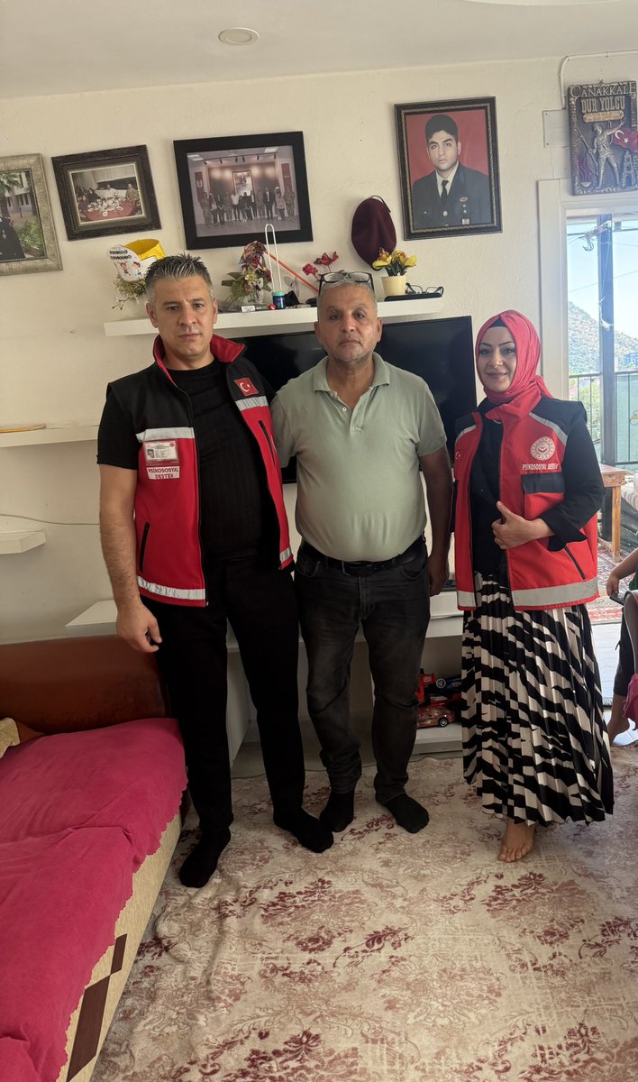 Adana Aile ve Sosyal Hizmetler İl Müdürlüğümüze bağlı Kozan Sosyal Hizmet Merkezi Müdürlüğü olarak hizmet bölgemizde yer alan Gazimiz Erdal TANRIKULU'ya ziyarette bulunduk.🇹🇷🇹🇷🇹🇷