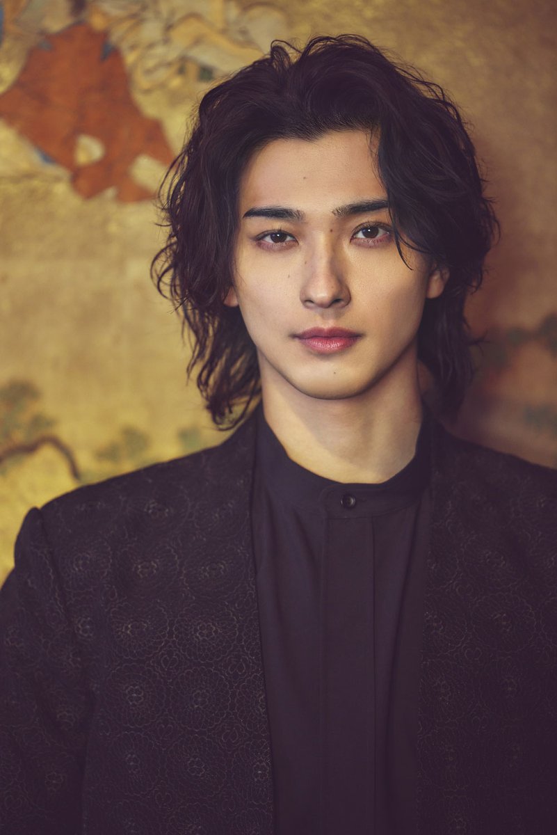 eiga_natalie's tweet photo. 横浜流星の2026年カレンダー発売、本人発案により「国宝」「べらぼう」ロケ地で撮影

購入特典ポストカードの絵柄4種も解禁
詳細はこちら🔽
https://t.co/XdkogTrOx8

#横浜流星 #国宝 #大河べらぼう https://t.co/CepKGnuhij
