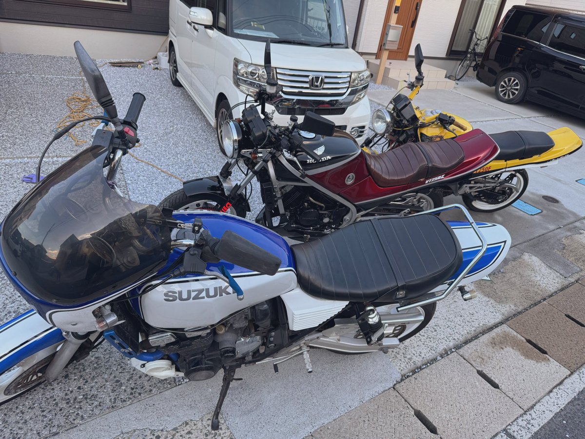 K5_21N's tweet photo. 手前から兄貴に譲ったインパルス
極上のvt250z
ベースボロ車のvt250f
裏に10年動いてないxjr400
誰かツーリング誘ってください https://t.co/5A2wwCCZg7