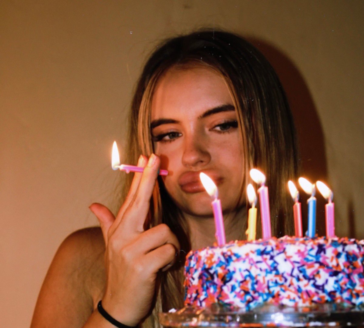 az_babe9's tweet photo. Birthdays are boring once you grow up 😣 
#birthday #birthdaygirl #wishes #candle #birthdayvibes https://t.co/Q3nFf2NvOf