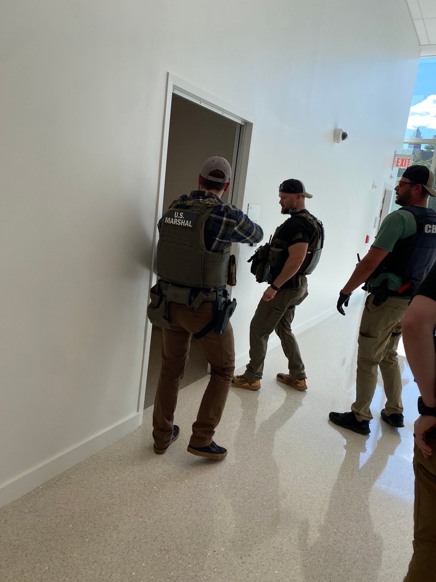USMSCedarRapids's tweet photo. Recently, USMS N/IA trained with USMS S/IA in a joint district active shooter training.

#USMS #Training #LawEnforcement #NIFTF #SIFTF https://t.co/W5BqfsXvoS