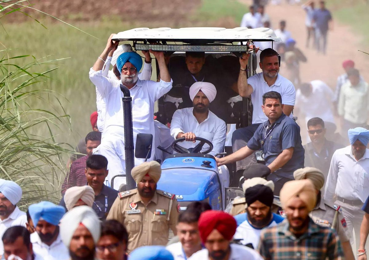 timesofindia's tweet image. #InPics | Leader of the Opposition in the #LokSabha and Congress MP #RahulGandhi visits #flood-affected farmers in Gurdaspur and offers prayers at Gurudwara Shri Samadhi Baba Budha Sahib in #Amritsar.
Details here 🔗toi.in/fv2vDa63