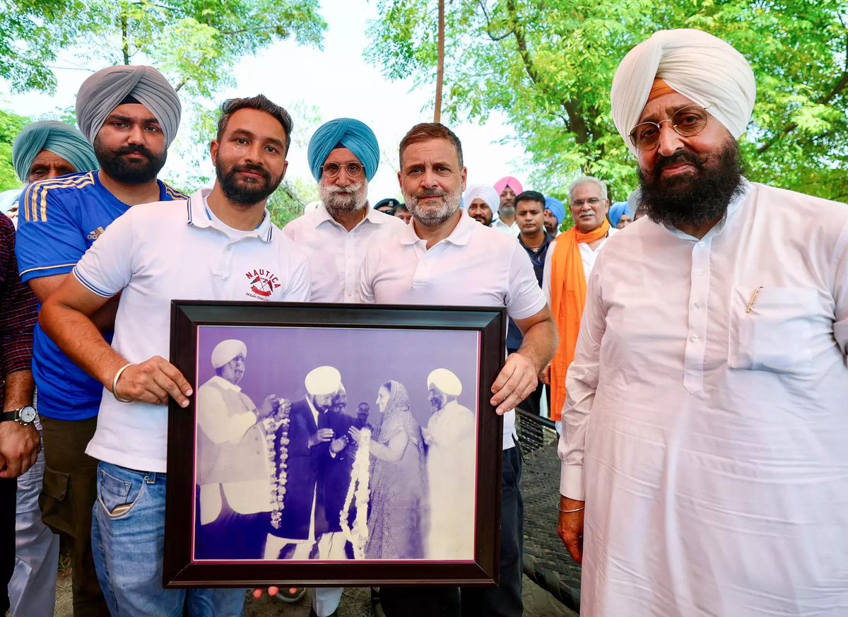 timesofindia's tweet image. #InPics | Leader of the Opposition in the #LokSabha and Congress MP #RahulGandhi visits #flood-affected farmers in Gurdaspur and offers prayers at Gurudwara Shri Samadhi Baba Budha Sahib in #Amritsar.
Details here 🔗toi.in/fv2vDa63