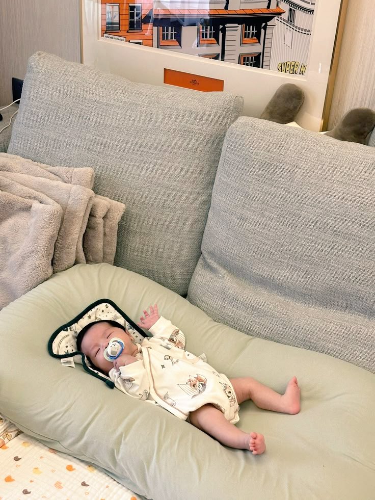 clovisleeping's tweet image. O que os meus bebês estão fazendo agora? Bem, um está fazendo o que sabe fazer de melhor: dormindo! E o outro voltou da escola a pouco tempo, ele está sendo artista e brilhante