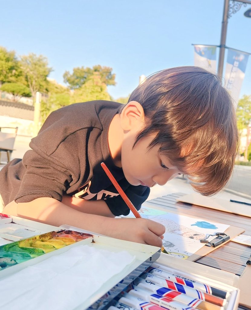 clovisleeping's tweet image. O que os meus bebês estão fazendo agora? Bem, um está fazendo o que sabe fazer de melhor: dormindo! E o outro voltou da escola a pouco tempo, ele está sendo artista e brilhante