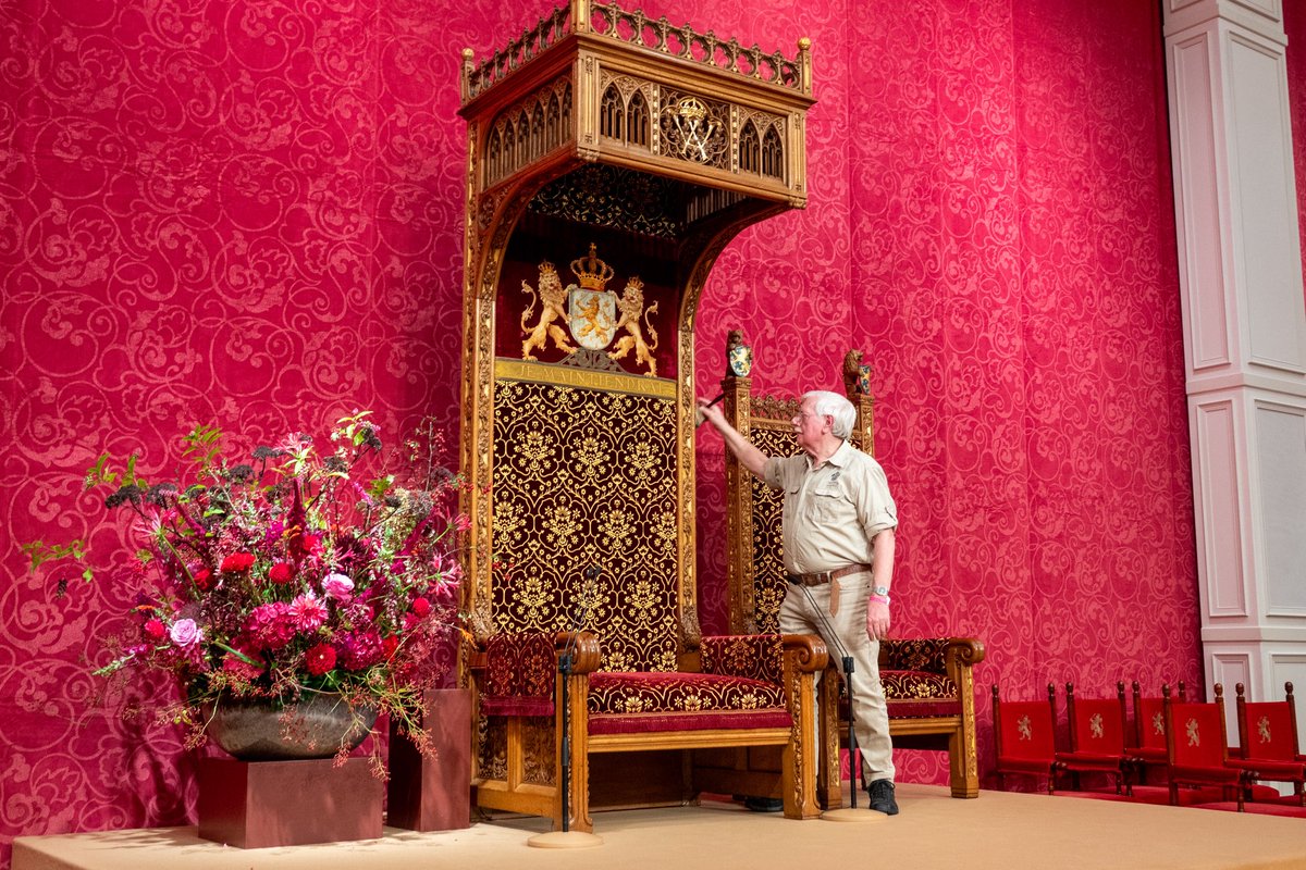 koninklijkhuis's tweet photo. Morgen is het Prinsjesdag. Dan spreekt de Koning op deze troon de Troonrede uit. De laatste voorbereidingen in de Koninklijke Schouwburg zijn in volle gang. Zo wordt de troon klaargemaakt en worden de bloemen geplaatst. https://t.co/Yinz7TWx7V https://t.co/oo0OyX0cc3