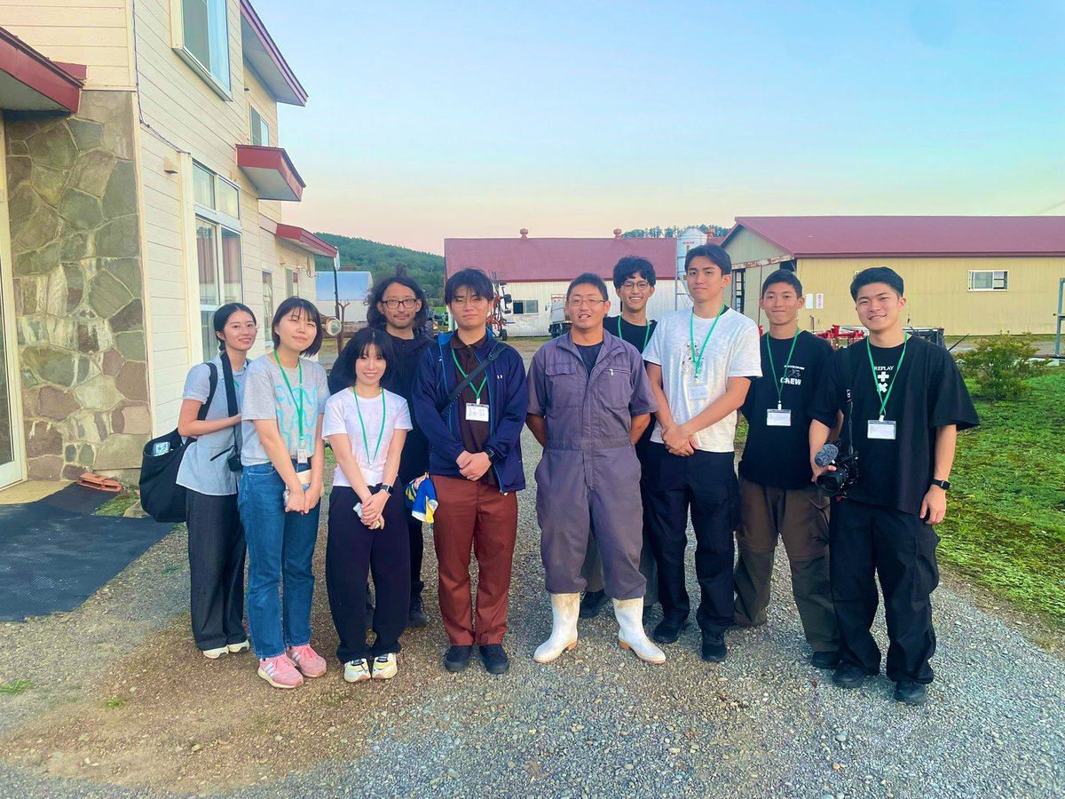 本日から北海道へ取材です🐮
肉牛の取材を進めます。
生産者の方へと取材を行なっていきますよ〜。
写真は今日お伺いした武内牧場の武内さんと。

#生活クラブ #連携プロジェクト #日芸 #日藝