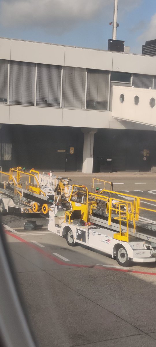 Na_Ro_Co's tweet photo. #schipol someone's bag is carelessly left outside. Actually there are 2 bags but the other one cannot be seen in pic. This is next to D22. https://t.co/2omOWXbBgC