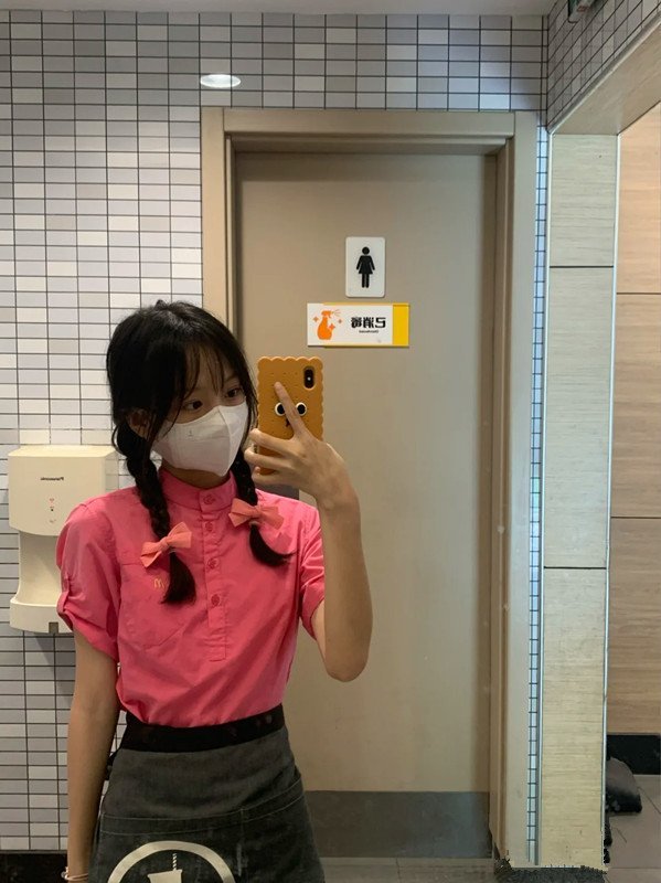 我也没想到居然真的被粉丝认出来了。他说我带着绶带的样子一下子就让他想到了推特那个，就鼓起勇气问我了～

  既然气氛都到这了，肯定要把他带去商场洗手间了。工作时间被捏着奶子，被粗暴的后入，真的很刺激…  

 还是该感谢推特，希望以后能和更多粉丝“坦诚相待”，同城的可以报名了～