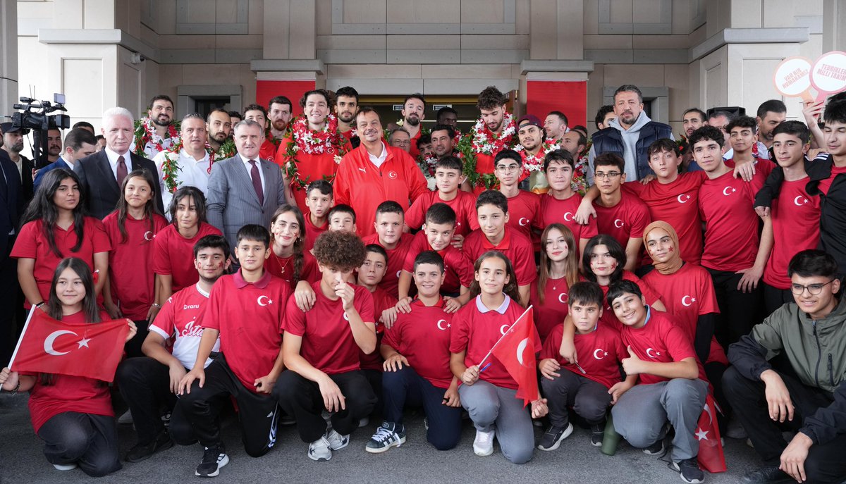 muhittinozby's tweet image. Bu millete tarifsiz duygular yaşattınız…

İyi ki varsınız, gurur kaynağımız #12DevAdam! ❤️🇹🇷