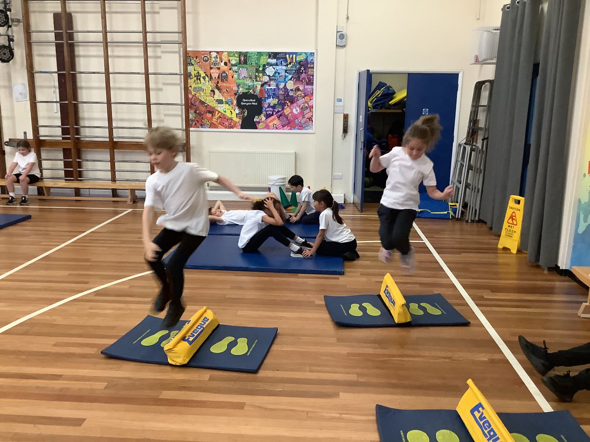 ReinwoodJuniors's tweet image. #RJS4D did a great job of completing an intense fitness circuit in PE #RJSPE