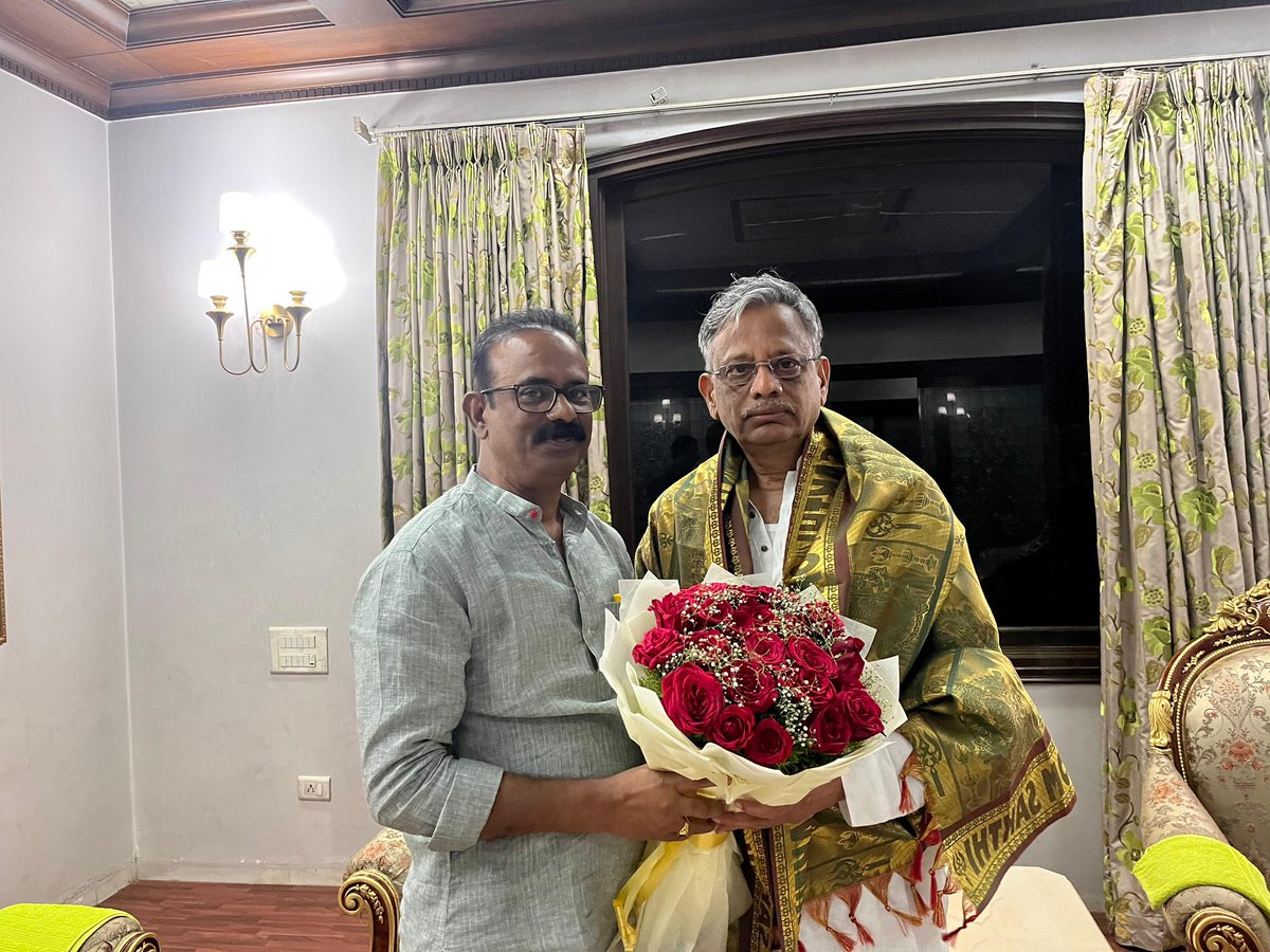 NarsaiahBoora's tweet image. 🙏 విజయ క్రాంతి పత్రిక ఛైర్మన్ గారిని మర్యాదపూర్వకంగా కలిసి శుభాకాంక్షలు తెలియజేశాను.
ఈ సందర్భంగా పత్రిక అభివృద్ధి, సమాజానికి మరింత ఉపయోగపడే విధంగా జరగబోయే కార్యక్రమాలపై చర్చించాము.

#VijayaKranthi #Leadership #BJP #Telangana
@BJP4Telangana @BJP4India @chshekharbjp @iamabhaypatil…