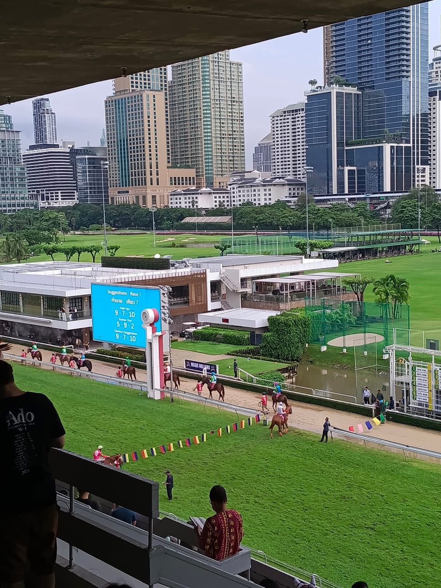 วันอาทิตย์ที่ผ่านมาไปงานวิ่งม้าที่สนามม้ามาค่ะ สนุกมากกกก มีตากล้องขอถ่ายมีคนขอเซลฟี่เต็มเลยยย แอบสร้างวงบอสเล็กๆข้างสนามม้า55 แหะๆ ดีใจที่ทุกคนชอบน้า มีความสุขๆๆๆ><