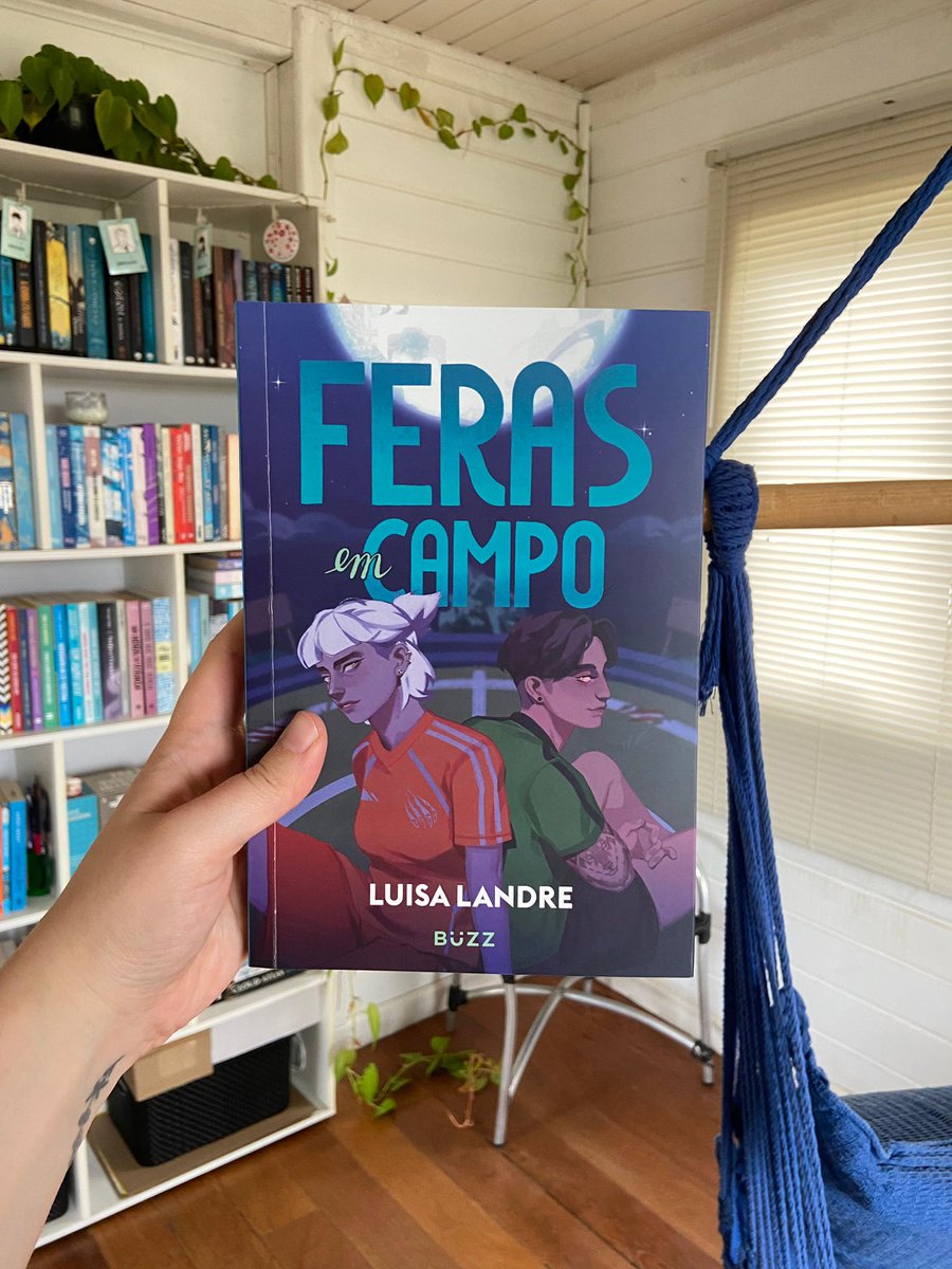Lendo Sáficos (@lendosaficos) on Twitter photo "Feras em Campo", de <a href="/luisalandre/">Luisa Landre</a>, foi adicionado no catálogo do Kindle Unlimited!
Lobas, rivais e… ainda apaixonadas? Lia e Martina se reencontram em lados opostos do campo e do passado.
🔗 Leia: amzn.to/4n7RNs3 "Feras em Campo", de <a href="/luisalandre/">Luisa Landre</a>, foi adicionado no catálogo do Kindle Unlimited!
Lobas, rivais e… ainda apaixonadas? Lia e Martina se reencontram em lados opostos do campo e do passado.
🔗 Leia: amzn.to/4n7RNs3