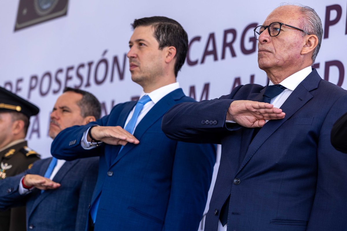 Dr_JuanMartinGT's tweet photo. Un honor presenciar la Toma de Posesión y Protesta de Bandera del Gral. de Brigada DEM Alfredo Salgado Vargas, como Coordinador Estatal de la Guardia Nacional en Querétaro.
La solemnidad de este acto refleja la institucionalidad de nuestro país. https://t.co/5kWCemYsUd