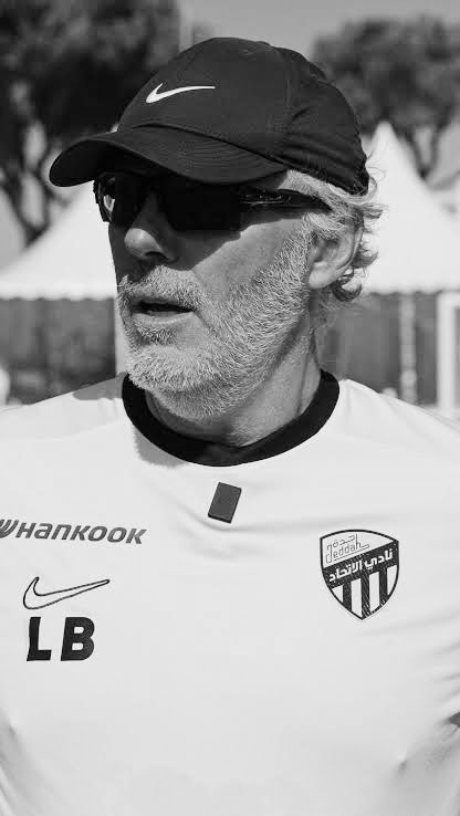 نقولها بصراحة .

خسارة مستحقة لنادي #الاتحاد .

فريق لا تكتيك لا انضباط لا احترام للمدرب من قبل اللاعبين .

الشنقيطي برعونة يُطرد لأن الخط يقف عليه (مسخ) لا (يهش ولا ينش) !!!!

مع لوران بلان لن ينصلح حال الفريق أبداً .

 #الاتحاد_الوحده_الاماراتي