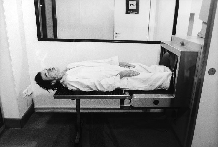 andres_acha's tweet photo. Charly García en el escáner para las valijas en Aeroparque, Buenos Aires, rumbo a Cosquín, Córdoba, en 2005. Foto de Nora Lezano. https://t.co/H3MpNLKLIT