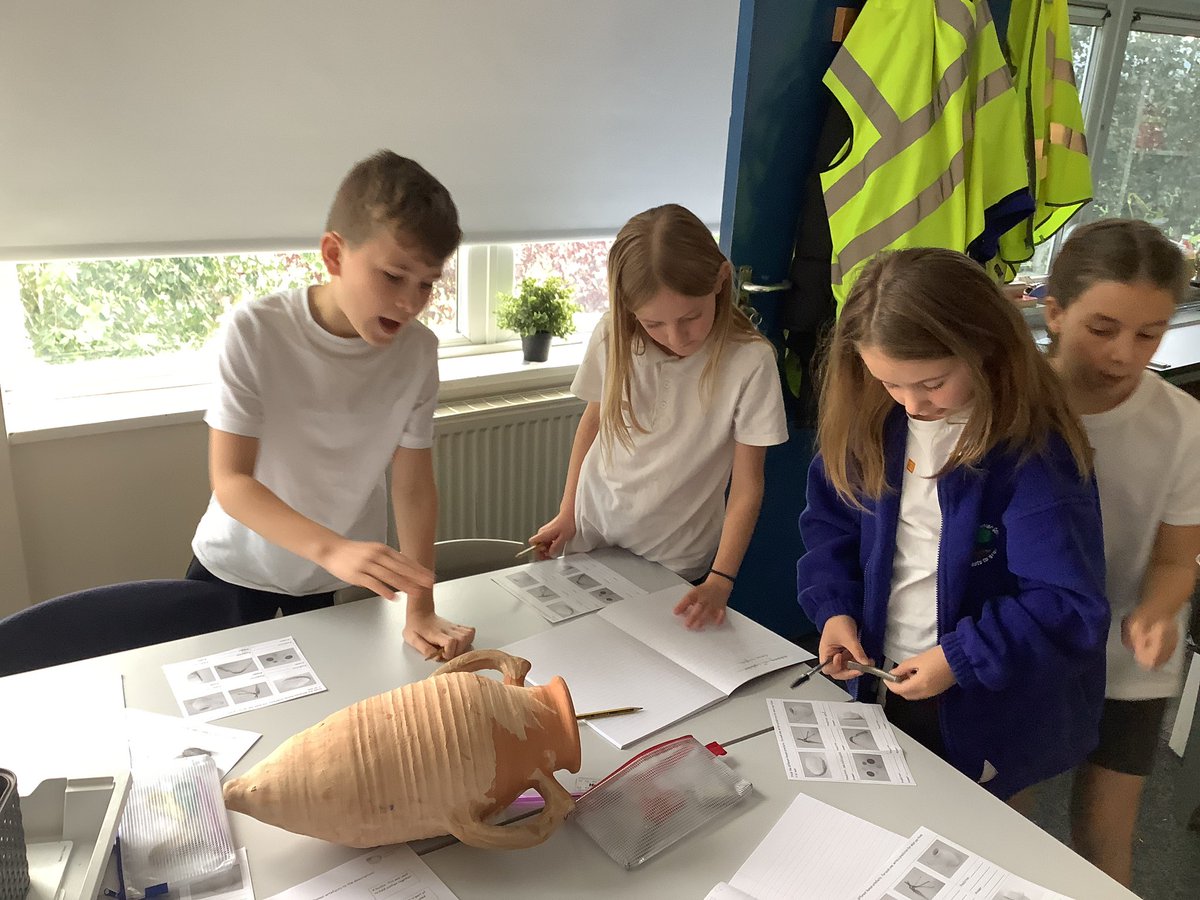 ReinwoodJuniors's tweet image. In History, #RJS4D have been learning about the Romans. Here we are studying some Roman artefacts and making predictions about what they are and what they would have been used for #RJSHistory