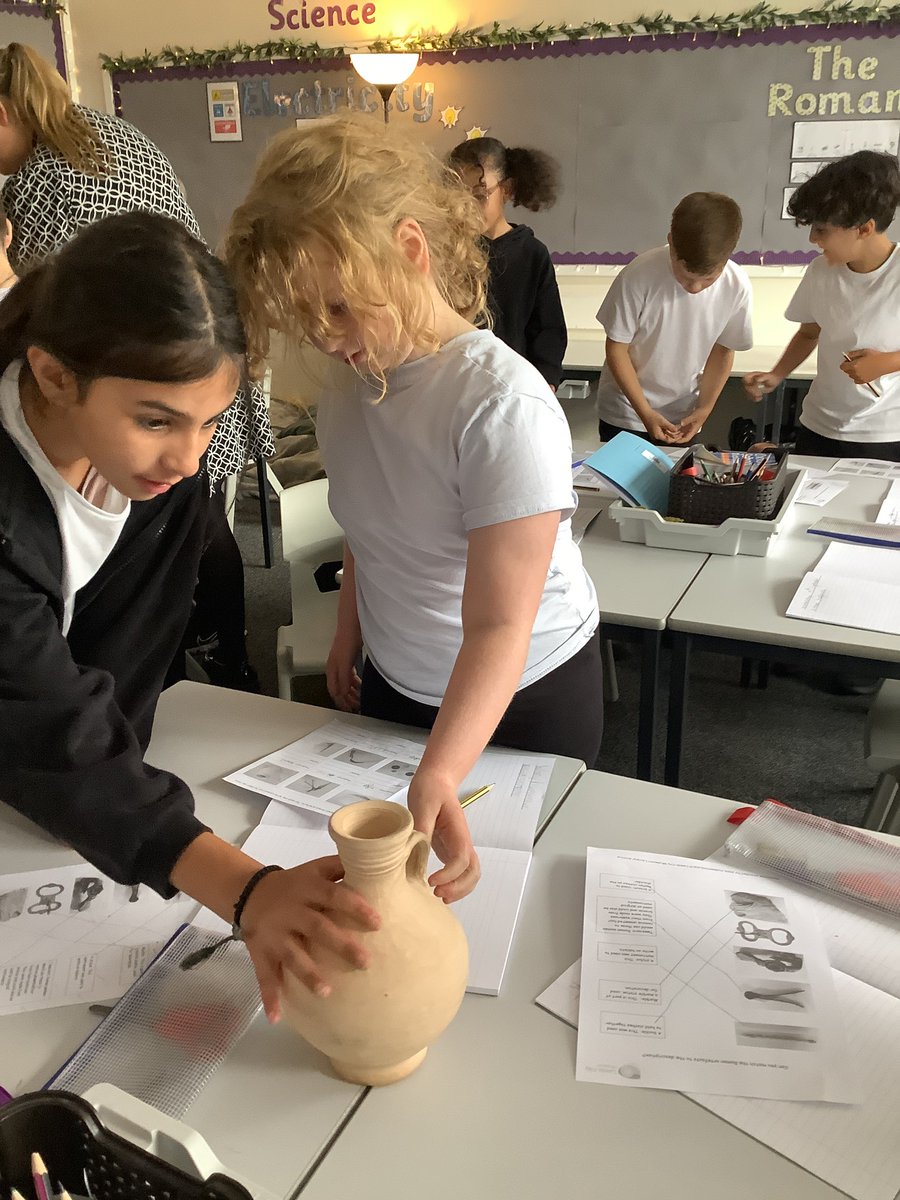 ReinwoodJuniors's tweet image. In History, #RJS4D have been learning about the Romans. Here we are studying some Roman artefacts and making predictions about what they are and what they would have been used for #RJSHistory