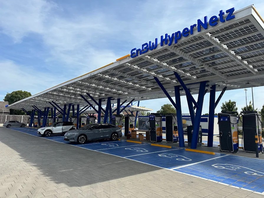 ACHTUNG! Neue Abzocke beim Laden bei EnBW in Kamen⚡🚫 – jetzt wird’s richtig dreist!

Blockiergebühren kennst du schon und sie sind dir noch nicht nervig genug? Wie wäre es mit 55 € Strafe fürs Parken, während du dein Auto lädst?!

Was ist passiert? Ein Freund von mir hat am