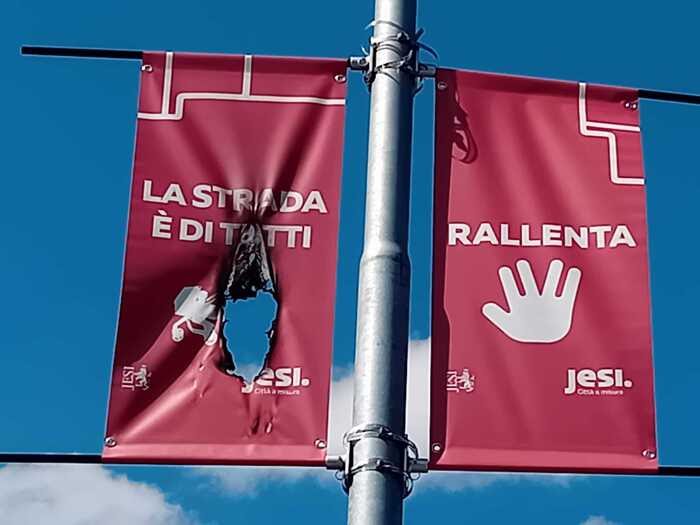 Per giorni Lega e Fratelli d’Italia hanno trasformato a Jesi una campagna di sicurezza stradale in una crociata islamofoba, sostenendo che raffigurasse una donna col burqa.
Il risultato? Il cartello è stato incendiato.
Altro che “clima d’odio della sinistra”. #matrice