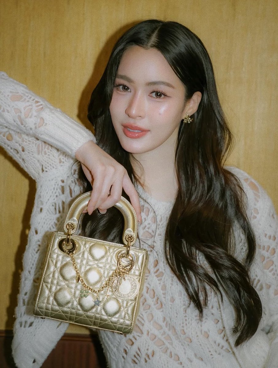 LJS22078910's tweet image. A portrait of modern elegance, painted in Dior and embodied by Lingling Kwong. ภาพสะท้อนของความหรูร่วมสมัย ที่ดิออร์รังสรรค์และหลิงหลิงคองทำให้มีชีวิต

#Dior #DiorFall25 @Dior 
#Linglingkwong  #หลิงหลิงคอง 
@linglingsirilak