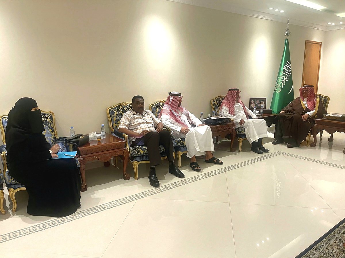 استقبل سعادة محافظ #الجبيل الأستاذ منصور بن زيد الداود، اليوم في مكتبه بمقر المحافظة، الأستاذ عيد بن أحمد البوعينين المدير التنفيذي لجمعية مرفق لإدارة المرافق العامة والوفد المرافق له. وجرى خلال اللقاء بحث أهداف الجمعية وخدماتها، بالإضافة إلى خططها المستقبلية في محافظة الجبيل،