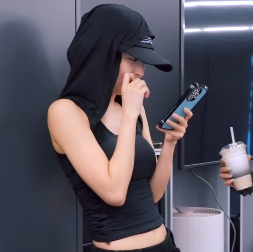 minjoohyuns's tweet image. outfit is giving vi