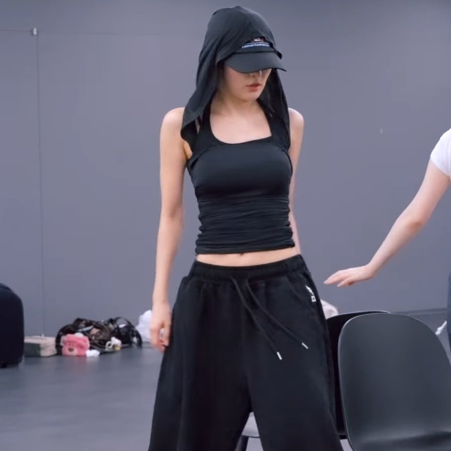 minjoohyuns's tweet image. outfit is giving vi