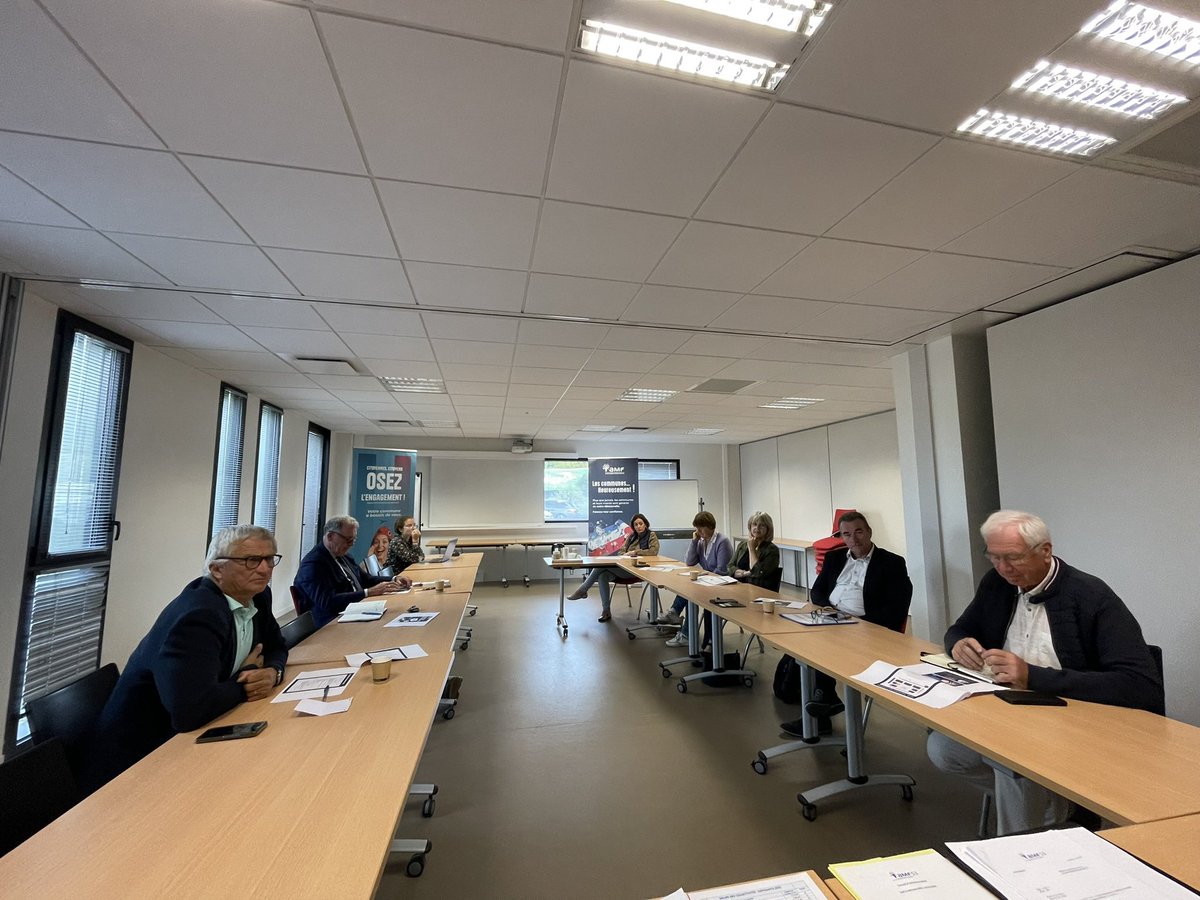 🇫🇷 <a href="/BalandraudJoel/">Balandraud Joel</a> a présidé jeudi dernier le Conseil d’administration de rentrée de l’<a href="/AMF_53/">AMF 53</a> <a href="/l_amf/">AMF | Association des maires de France</a> 
👉 A l’ordre du jour: 
✅Actualité politique 
✅Forum des élus locaux 11/10/2025
✅Université des Maires 30/6/2026
✅Municipales des 15 et 22/3/2026
✅Démographie scolaire