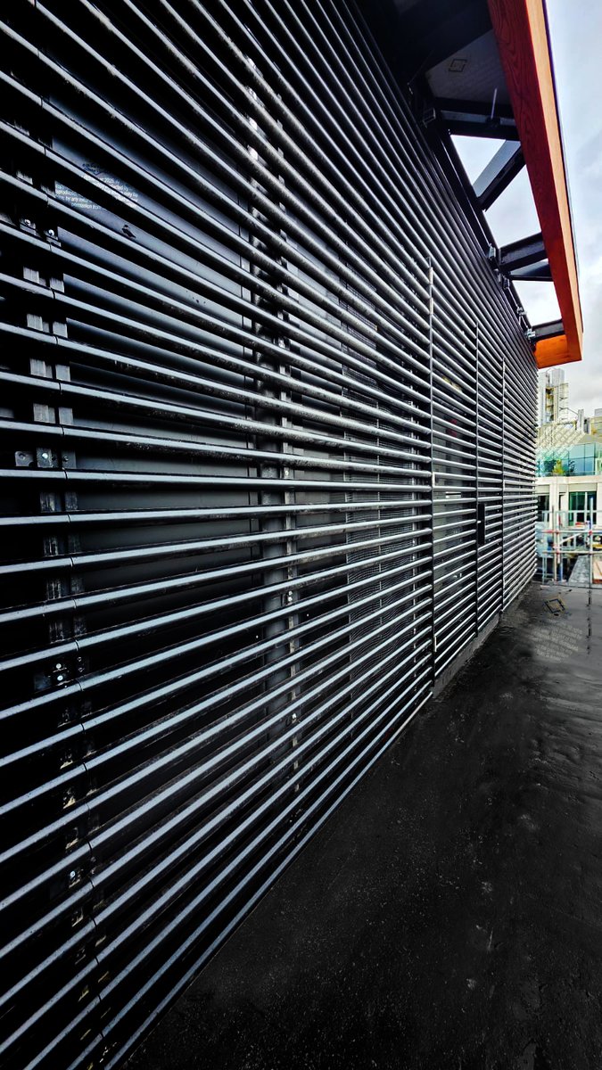 solarshader's tweet image. Photo: Solinear at 10 Gresham Street, London, featuring our precision engineered VersaTIL 50 tubular louvre system with integral doors (along with solid aluminium panel cladding to internal plant room areas (behind tubular louvres)).

#Expertengineering #structuraldesign