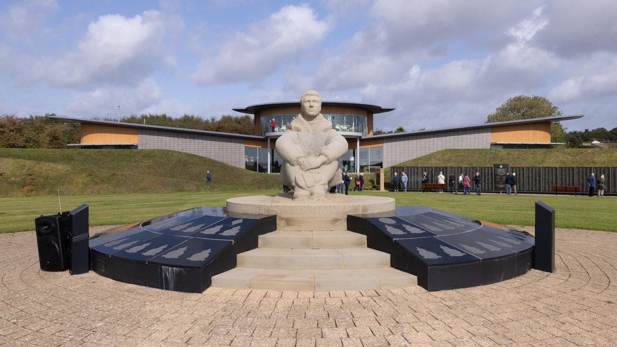 RoyalAirForce's tweet image. A #BattleofBritain day service to commemorate the RAF’s success in the aerial battle between July and October 1940, took place at Capel-le-Ferne in Kent. Remembering ‘The Many’ who helped &apos;The Few.’

#LestWeForget