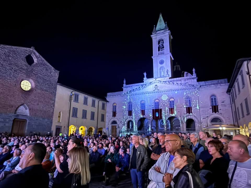 Ieri sera, bellissima atmosfera, bellissimo concerto. 🎸⭐️
Grazie di cuore alla sindaca Valentina Vadi e a tutta la folla presente. ❤️