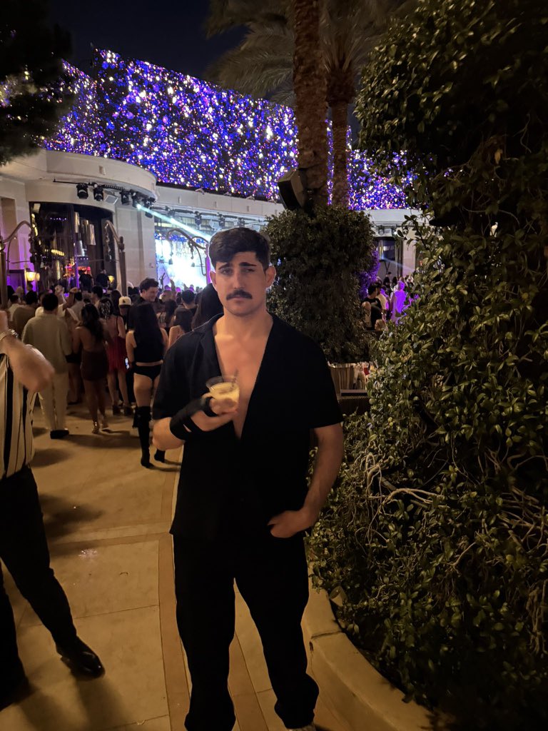 Alphahunt19275's tweet image. VeloraDEX’s intent swaps + @useTria’s wallet = DeFi done right! 35% arbitrage boost, 800k+ users. Try it! #DeFiInnovation #VeloraDEX #useTria