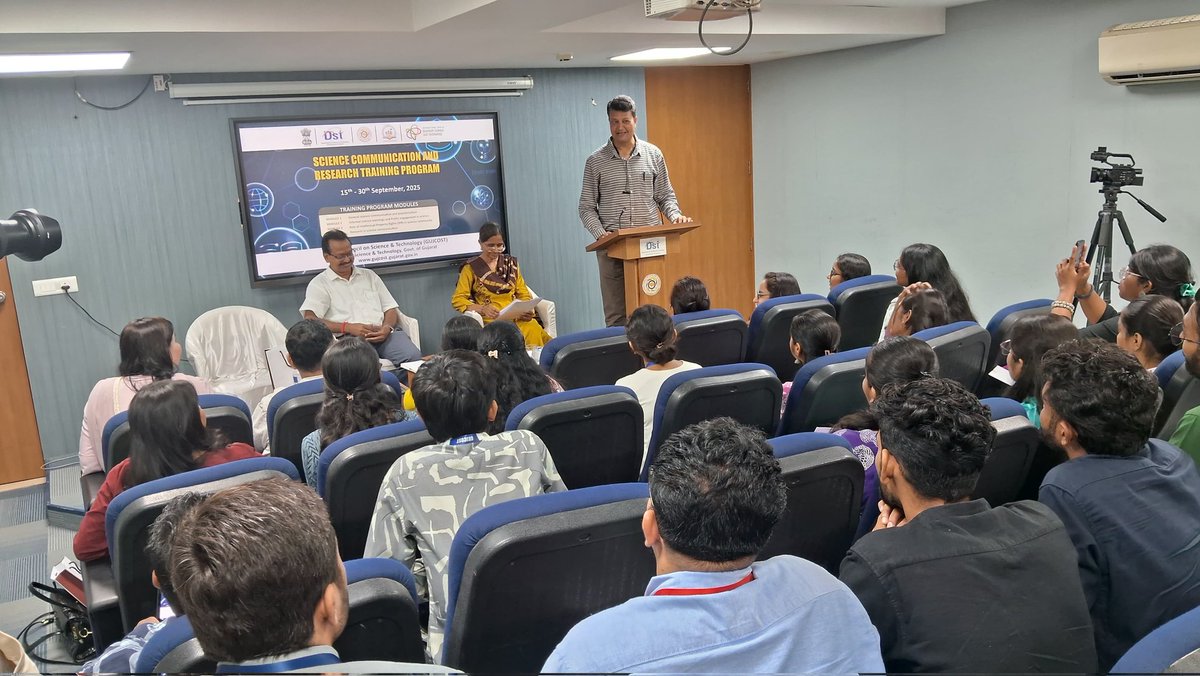 maitripatel4419's tweet image. Empowering the next generation of science communicators! 
@InfoGujcost proud to have hosted 20 @iitegandhinagar students for an intensive 60-hour #Training program. The program structured into four thematic #modules, integrating #conceptual knowledge with practical learning.