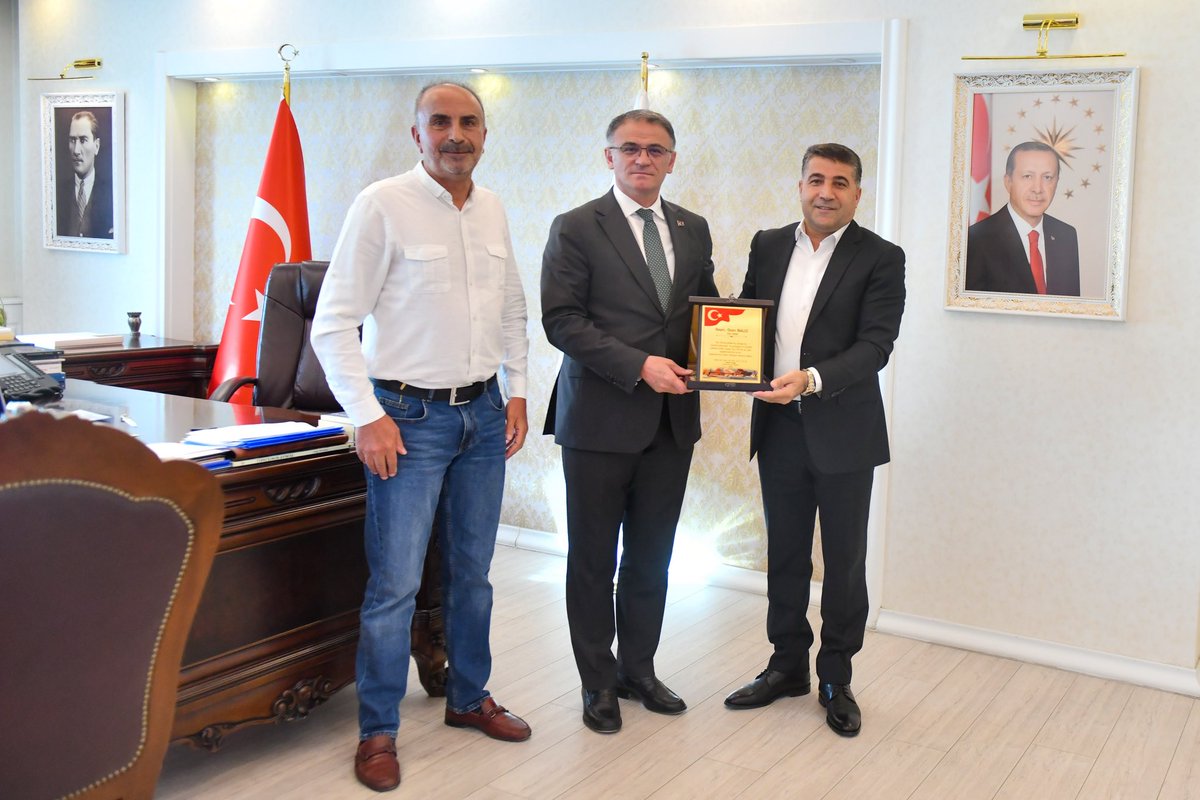 Valimiz Sn. Ozan Balcı, Van Ticaret Borsası Eski Başkanı Sn. Feridun Irak ve İş İnsanı Sn. Hasan Tonga’yı makamında kabul etti.

<a href="/valiozanbalci75/">Ozan Balcı</a>