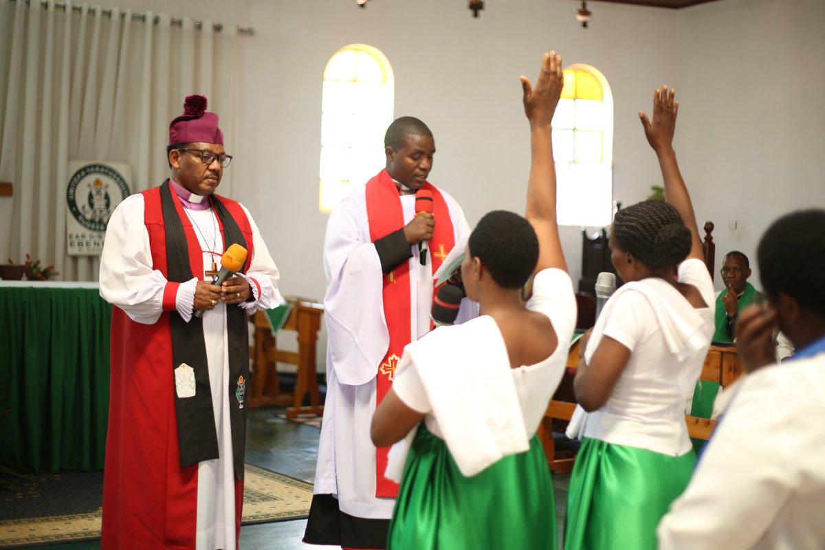 🚨𝐀𝐌𝐀𝐊𝐔𝐑𝐔 𝐌𝐀𝐒𝐇𝐘𝐀🚨
Ejo hashize Umwepisikopi wacu  wacu ndetse na Bishop Jonathan Kabiru wa Diocese ya Nairobi muri <a href="/AnglicaninKenya/">Anglican Church of Kenya</a> ndetse n'abadamu babo bateraniye muri cathedral saint Paul BYUMBA.Bishop Kabiru yadusangije ubutumwa bwiza ku nyungu zo kwicisha bugufi