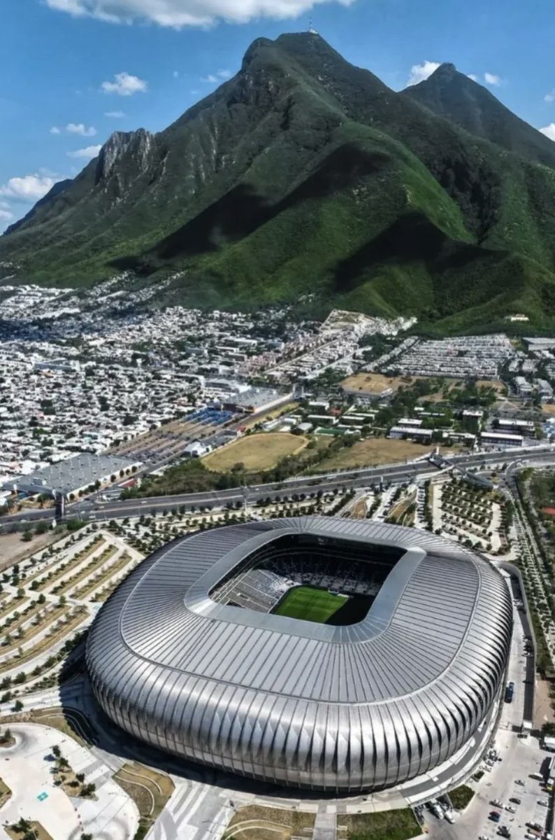 Nos preguntan.
Por qué siempre toman la misma foto del Estadio BBVA?
Realmente se ve así?

La respuesta la da la 2a foto.
Sí.  Desde la tribuna que está de frente al Cerro de la Silla sí se ve así. 
No es IA.