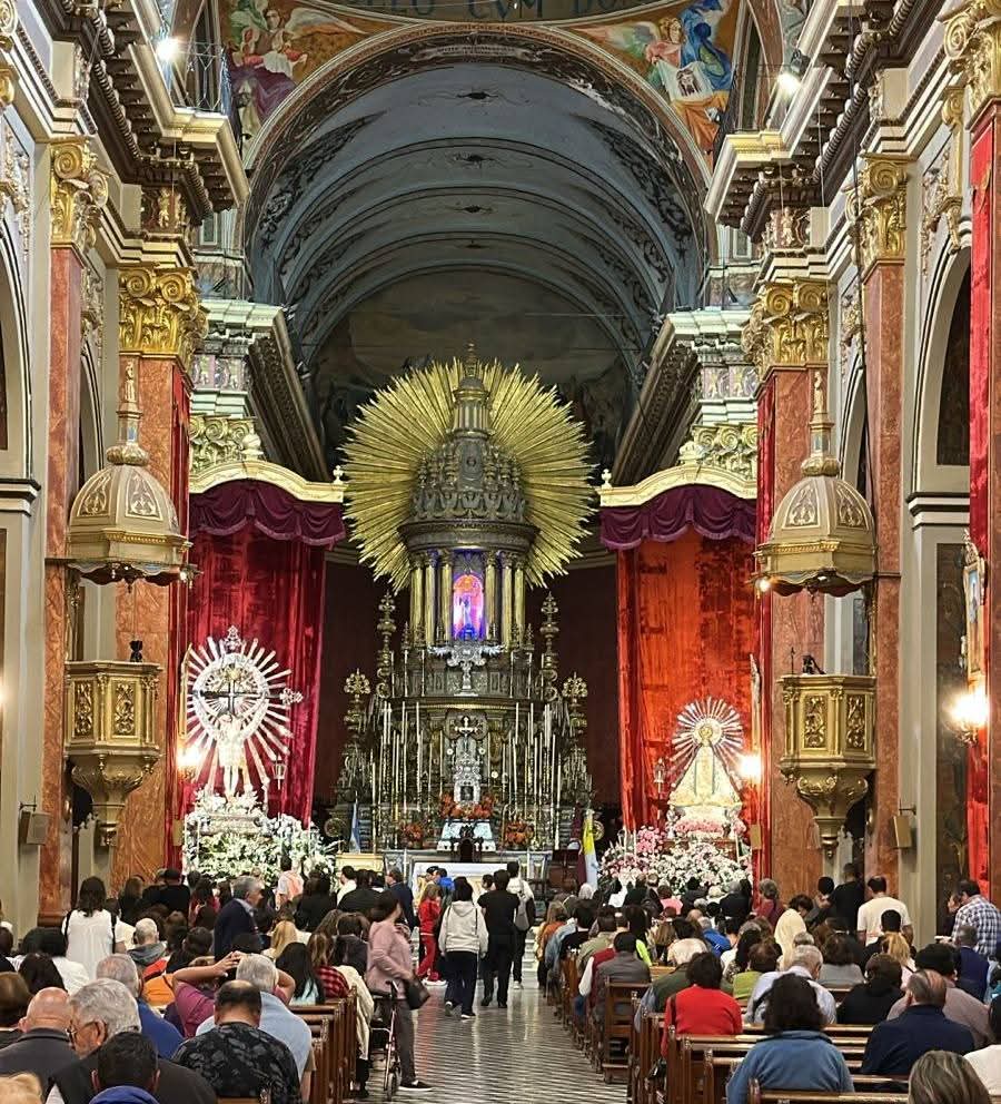 SaltaPais's tweet photo. Hoy Salta se une en oración y gratitud, renovando la fé que nos acompaña desde hace siglos. ❤️🙏✨️
Señor del Milagro, Cristo Redentor,
del pueblo de Salta no apartes tu amor.🫂❤️

Virgen del Milagro, gloria en este suelo,
a quien siempre acude confiado tu pueblo.⛪️

Amén. ✨ https://t.co/38ERMie1Mh