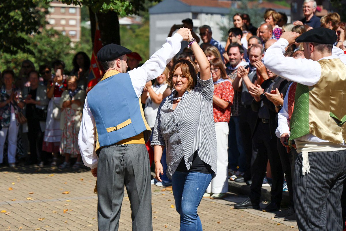 🩰Atzo Bizkaiko Soka Dantzan parte hartu zuten gure Udal ordezkariek.

Berezia izan zen oso. Gainera, oraingoan, alkate lanetan diharduen Edurne Espillari eta baita zinegotzi den Eguzkiñe Gezuragari egin zioten ohorezko agurra.