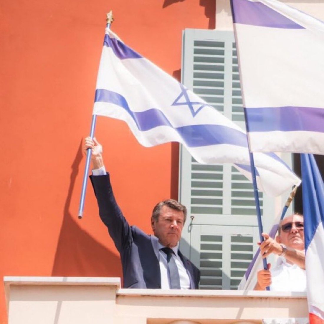 ImpactMediaFR's tweet photo. 🇫🇷🇵🇸 FLASH

LE CULOT EN PERSONNE

Alors qu’Olivier Faure propose de faire flotter le drapeau palestinien sur les mairies le 22 septembre prochain, jour où la France reconnaîtra l’État de Palestine, le maire de Nice Christian Estrosi (qui avait fait FLOTTER celui d’Israël sur sa PROPRE MAIRIE et refusé de le RETIRER jusqu’à un ORDRE de justice) LANCE : "Le drapeau palestinien N’A RIEN À FAIRE SUR NOS MAIRIES". 

👉 Il a aussi appelé le préfet à "interdire tout rassemblement" et le gouvernement à "être intraitable" pour éviter que "ce conflit soit importé dans nos rues".