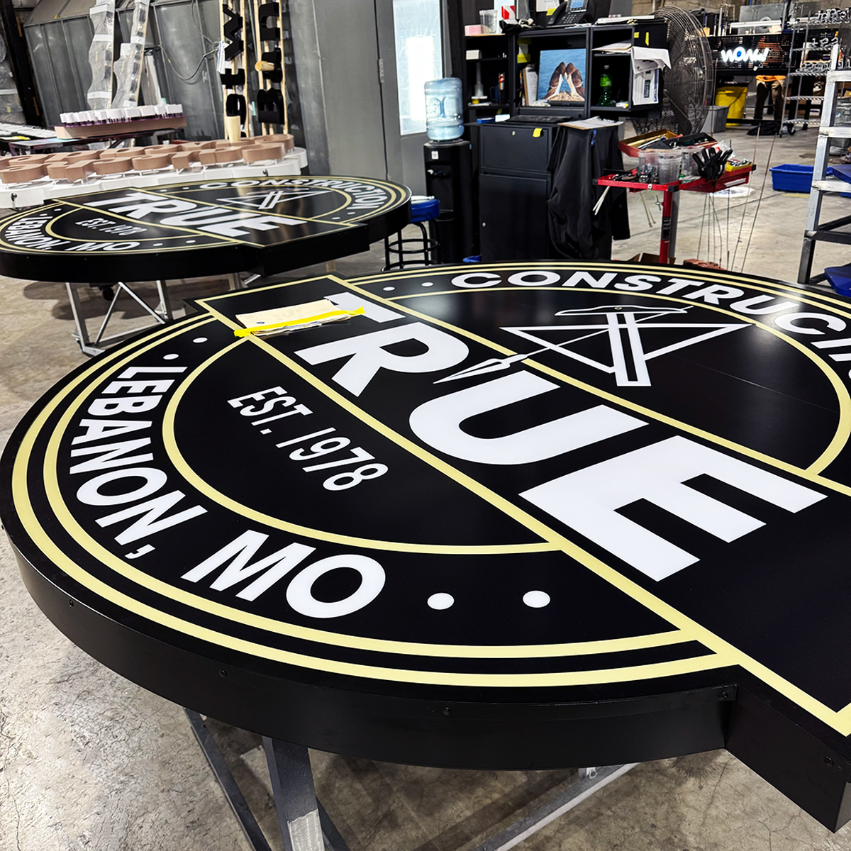 SignFabInc's tweet image. Built for Bold Statements
At Sign Fab, we’re more than channel letters. Our capabilities extend to architectural signage that elevates spaces with strength, style, and precision. 

📦 Learn more at signfab.com

#SignFab #ArchitecturalSignage #TogetherWeBuildSuccess