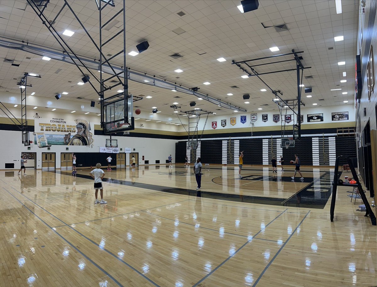 Covington_BB's tweet image. "Great things come from hard work and perseverance. No excuses.” – Kobe Bryant

Proud of these guys for putting in the work! Showing up early on a Monday isn't easy!
#TheGameHonorsToughness #TrojanPride