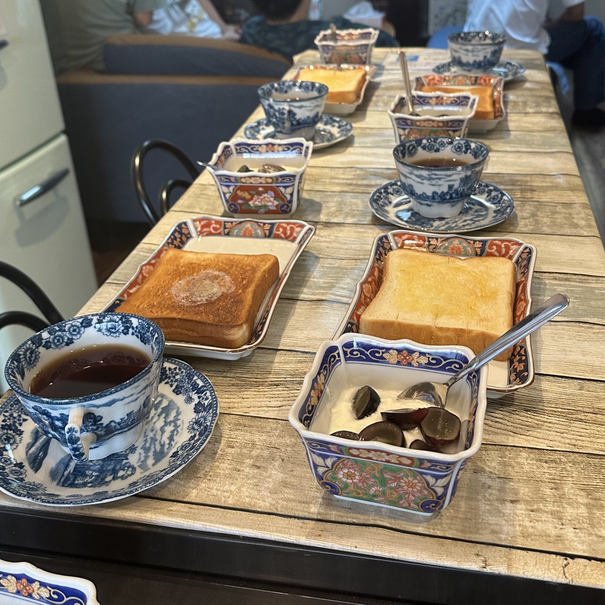 ma2yeah's tweet photo. ゲストハウスの朝食のお品書き
・松本の湧水で淹れたコーヒー
・松本のナガノパープル入りヨーグルト
・松本のセブンイレブンで買った食パンに松本に観光に来た外国人が置いてったバターをのせたトースト https://t.co/A2SCfUgLJ6