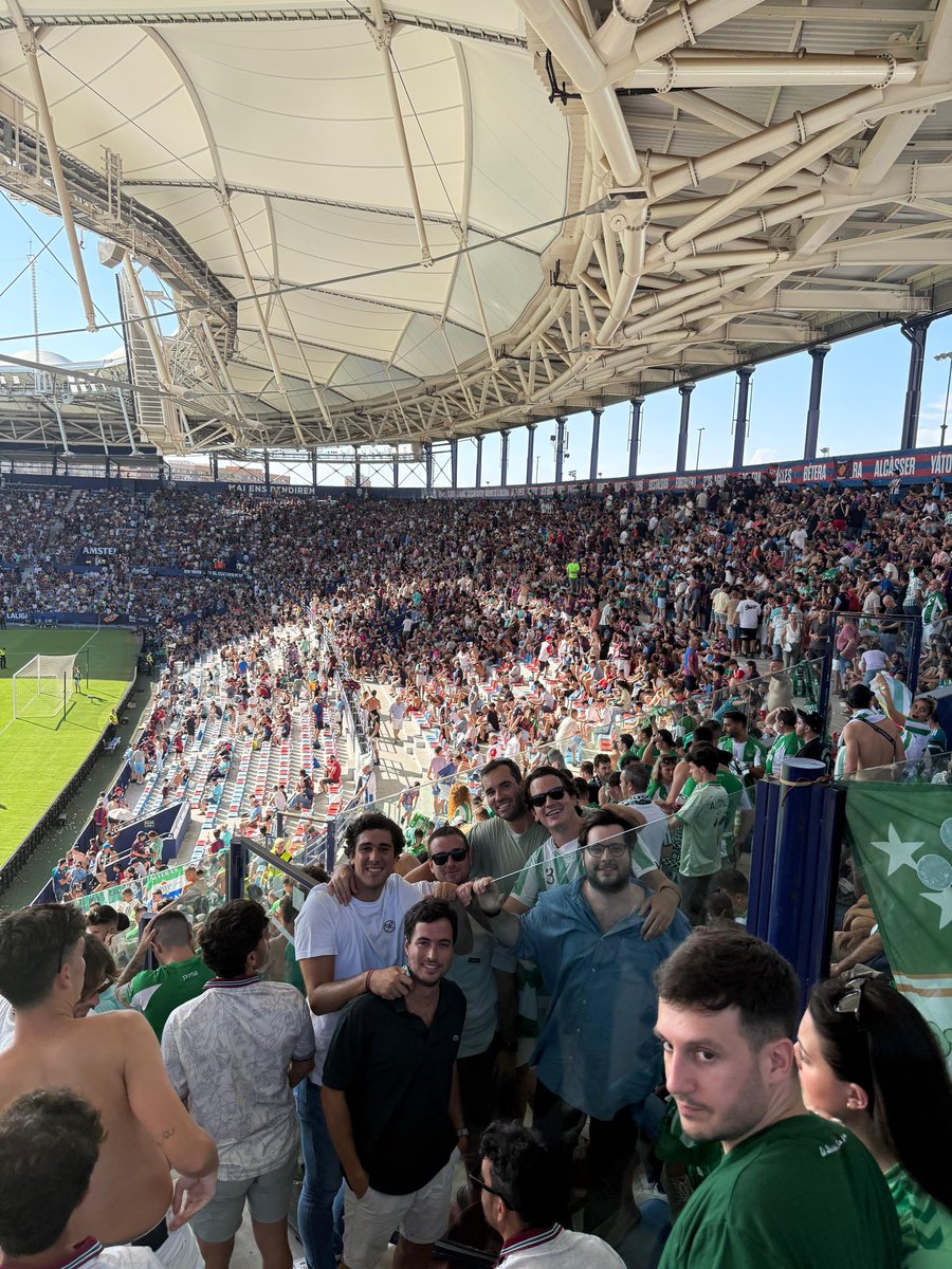 Jornada 4. Levante UD- Real Betis Balompié 

Otra jornada que el equipo no saca los 3 puntos más allá de las fronteras de la Ciudad del Betis. 

Y otra jornada más que los nuestros marcharon de romería siguiendo las 13 barras, en esta ocasión, a orillas del Turia.

💚🍻🇪🇸