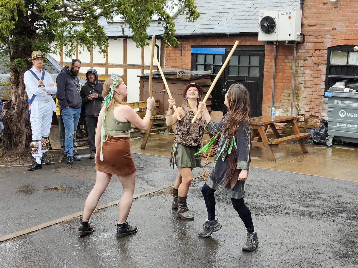Sunday at Bromyard got a little damp in the afternoon before dancing had to be abandoned.
We tried to shelter, but the gazebo couldn't hold off the rain as we watched Gidderskins having a paddle at the Rose and Lion...